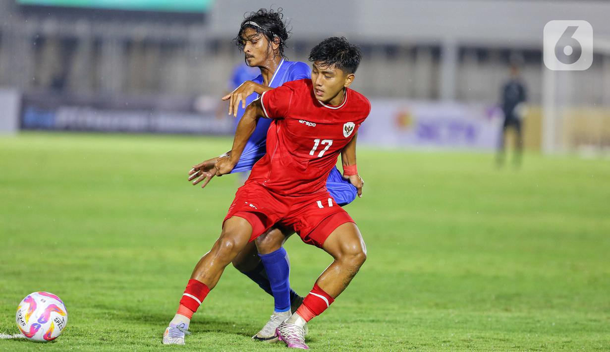 Sejak peluit laga dibunyikan, timnas Indonesia U-20 mencoba untuk mendominasi permainan. (Liputan6.com/Angga Yuniar)