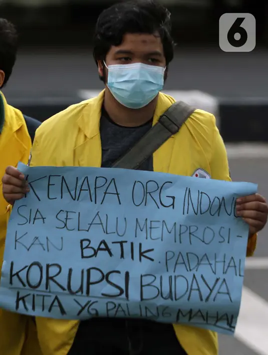 Mahasiswa yang tergabung dalam Aliansi BEM Seluruh Indonesia melakukan unjuk rasa di depan Gedung KPK, Jakarta, Jumat (9/4/2021). Mereka mempertanyakan penerbitan SP3 terkait kasus dugaan korupsi BLBI untuk Sjamsul Nursalim dan istrinya, Itjih Sjamsul Nursalim. (Liputan6.com/Helmi Fithriansyah)
