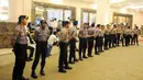 Aparat Kepolisian berjaga di depan pintu masuk lobby debat cawapres 2019 di Hotel Sultan, Jakarta, Minggu (17/3). Polisi menerapkan empat ring pengamanan yang dijaga oleh Paspampres, TNI Polri, dan Polda Metro Jaya. (Liputan6.com/Angga Yuniar)