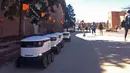 Robot pengantar makanan menunggu pesanan di kampus Northern Arizona University, di Flagstaff, Arizona, Amerika Serikat, Senin (25/3). Robot-robot tersebut bisa mengantarkan ratusan pesanan setiap harinya. (Svea Conrad/Arizona Daily Sun via AP)