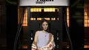 Heart Evangelista terlihat feminin dengan sleeveless lavender berdetail saku dan rok bertumpuk. Dipadu jaket bomber motif bunga berkerah bulu yang disampirkan di bahu, tas marun, kaus kaki tinggi abu-abu, dan flat shoes putih Onitsuka Tiger. [dok. Onitsuka Tiger]