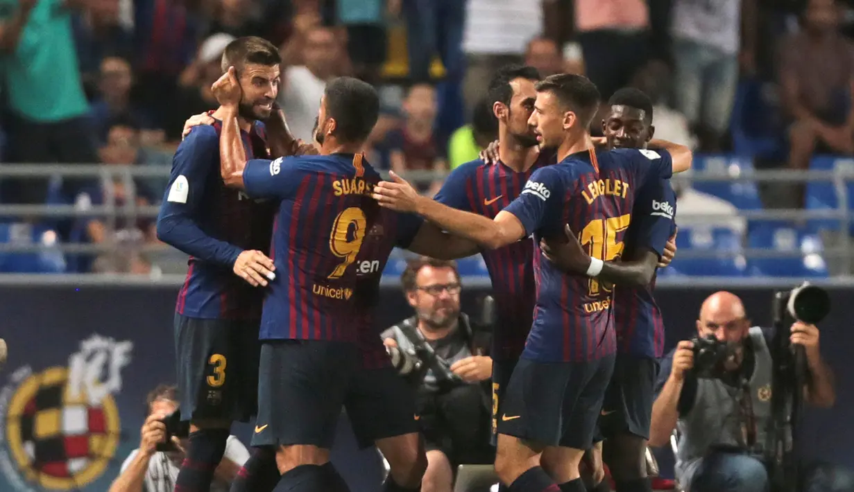 Bek Barcelona, Gerard Pique berselebrasi bersama rekan-rekannya usai mencetak gol ke gawang Sevilla dalam pertandingan Piala Super Spanyol di Tangier, Maroko, (13/8). Barcelona berhasil mengalahkan Sevilla dengan skor 2-1. (AP Photo/Mosa'ab Elshamy)