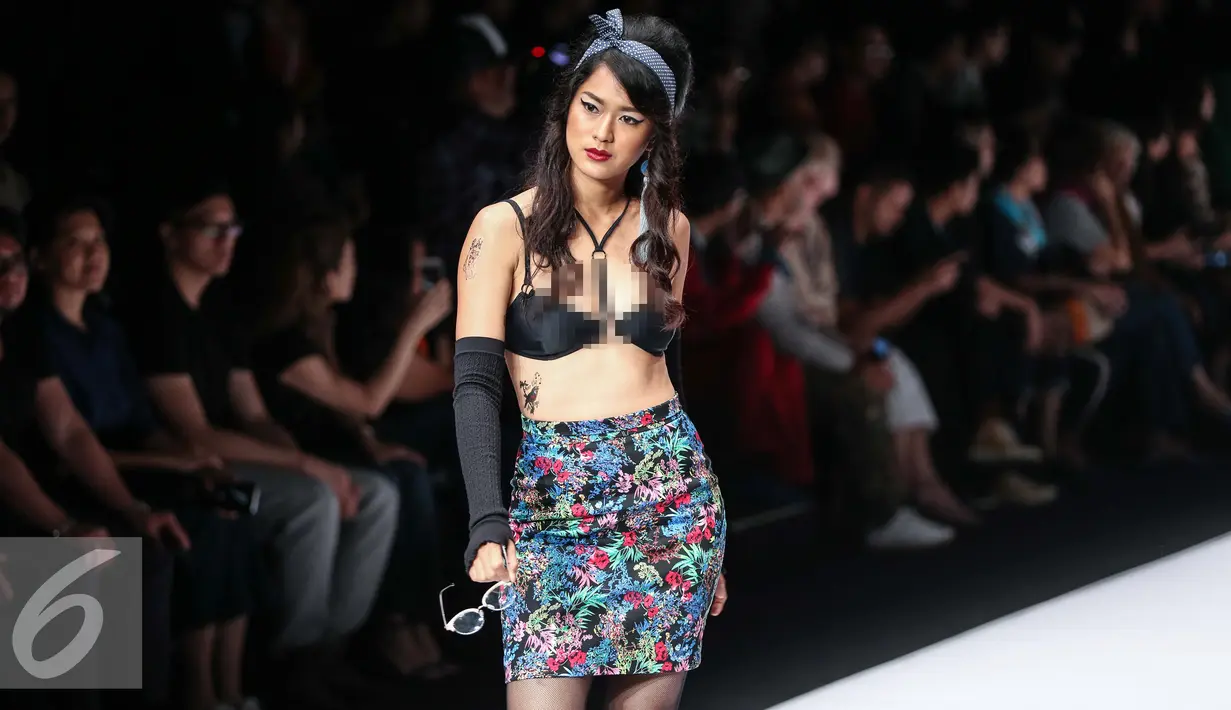 Model berpose mengenakan rancangan Kelly Tandiono yang bertemakan Amy Winehouse dalam Jakarta Fashion Week 2017 di Jakarta, Minggu (23/10). Para model juga memakai tato dan wig sasak khas Amy. (Liputan6.com/Faizal Fanani)