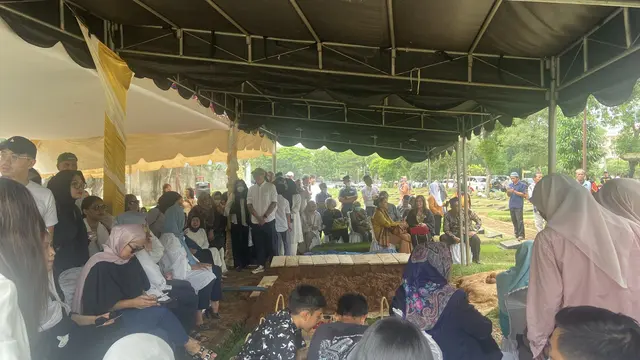 Prosesi Pemakaman Mantan Menteri Koordinator Bidang Kemaritiman, Rizal Ramli di tempat pemakaman umum (TPU) Jeruk Purut Jakarta.