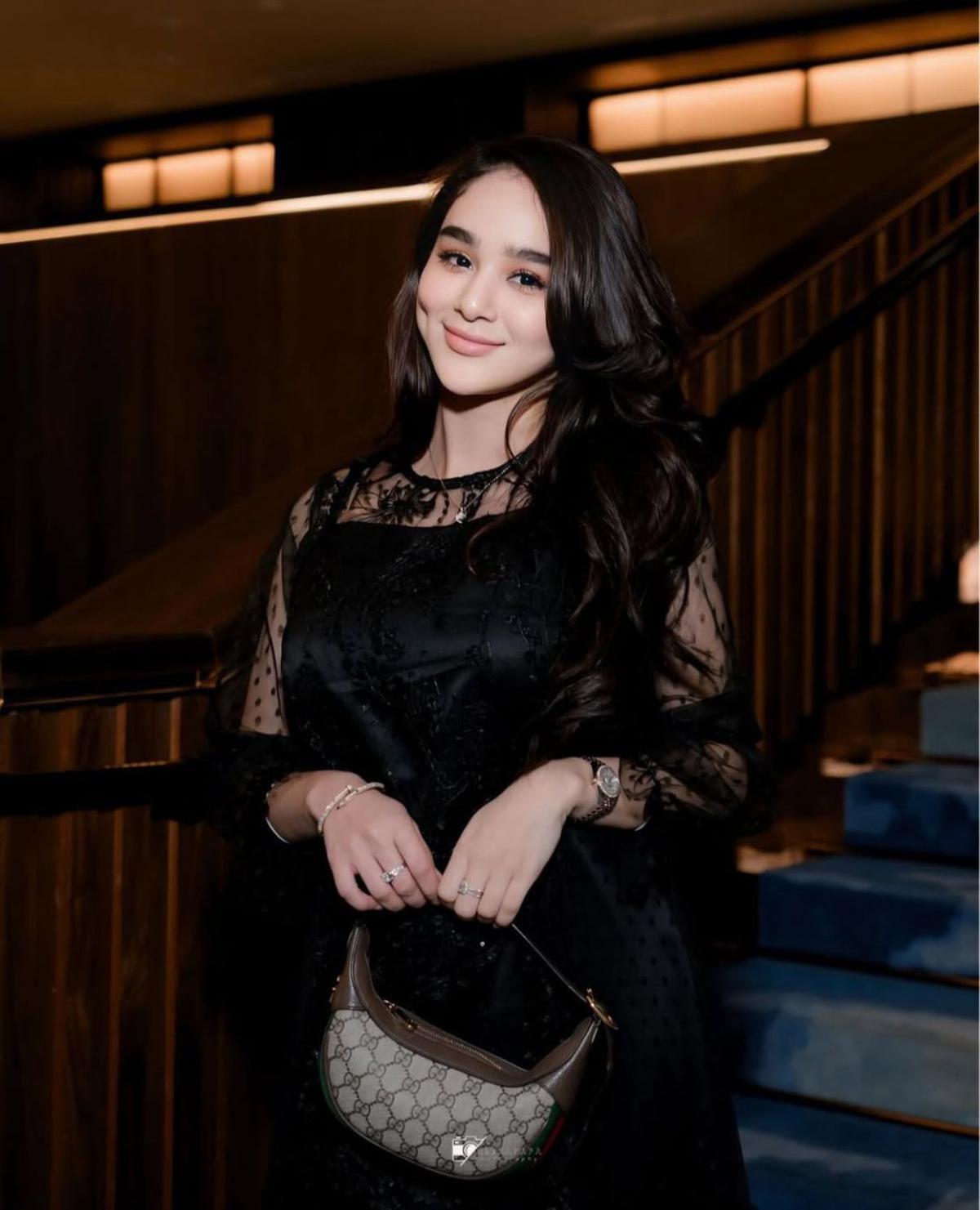 7 Potret Glamor Hana Hanifah, Apakah Ada Hubungan dengan Dugaan Korupsi?