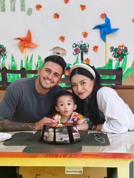 Melalui akun instagramnya, Ladislao membagikan momen Adzam tiup lilin bersama teman-temannya. "Selamat ulang tahun nak," tulis Ladislao membagikan potret dan videonya. [Instagram/ladislao_9]