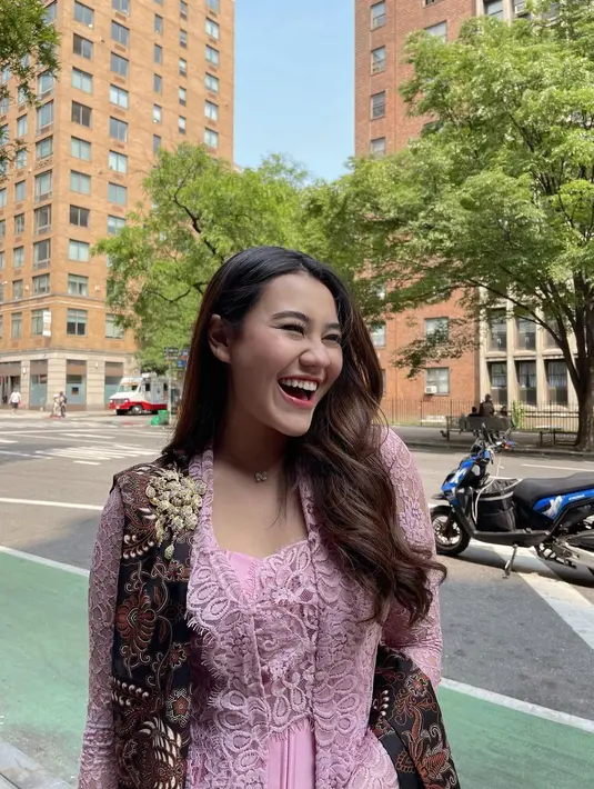 Di momen kelulusan sang kakak, Aaliyah hadir mengenakan kebaya klasik berwarna merah muda. [Foto: Instagram/aaliyah.massaid]