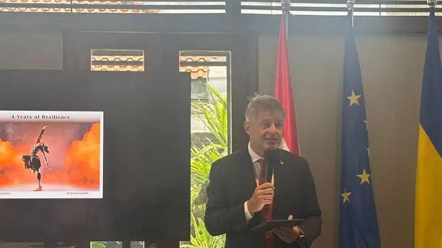 Duta Besar Uni Eropa untuk Indonesia Denis Chaibi dalam pembukaan pameran foto bertajuk "Four Years of Resilience" di ruang seni Dia.lo.gue di Jakarta Selatan, Senin (23/2/2026), untuk memperingati empat tahun perang di Ukraina.