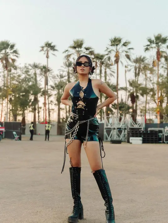 <p>Masih dengan festival musik Coachella, kali ini Niki tampil dengan gaya edgy + ghotic. Ia menggunakan outfit serba hitam dengan bahan leather. Melengkapi penampilan, penyanyi kebangsaan Indonesia ini menggunakan aksen chain pada pinggulnya. [Instagram/nikizefanya]</p>