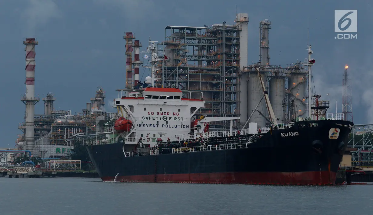 Kapal tanker bersandar di ereal kilang minyak Pertamina Refenery Unit IV Cilacap, Rabu (7/2). PT Pertamina melalui Refinery Unit (RU) IV Cilacap mengolah minyak bumi sebesar 348.000 BSD. (Liputan6.com/JohanTallo)