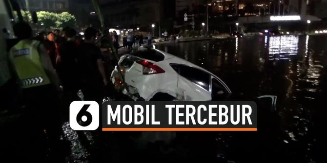 VIDEO: Minibus Tercebur di Kolam Air Mancur Bundaran HI
