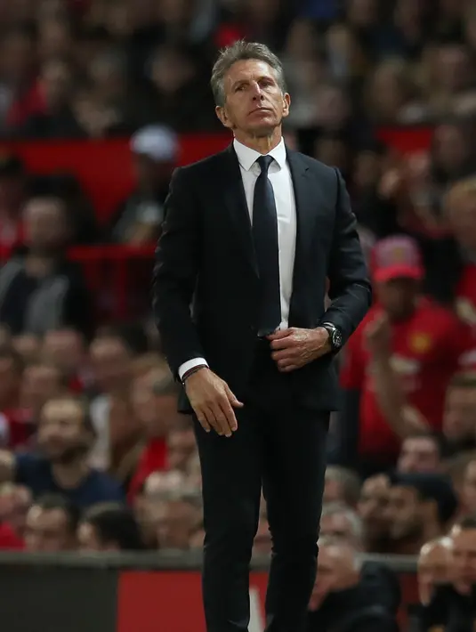 Ekspresi Manajer Leicester City Claude Puel saat menyaksikan timnya melawan Manchester United dalam Premier League Inggris di Old Trafford, Manchester, Inggris, Jumat (10/8). (AP Photo/Jon Super)