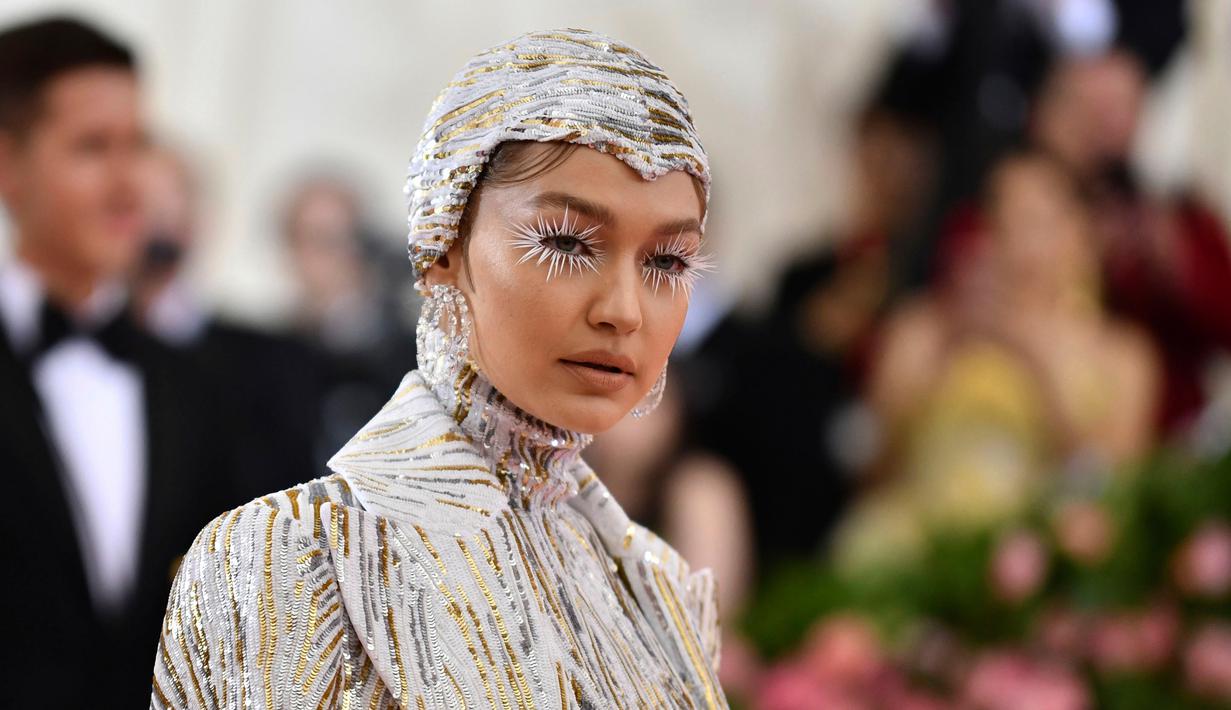 Gigi Hadid tampil layaknya ratu dari negeri es saat menghadiri Met Gala 2019 bertema Camp: Notes on Fashion di The Metropolitan Museum of Art, New York, Amerika Serikat, Senin (6/5/2019). (Photo by Charles Sykes/Invision/AP)