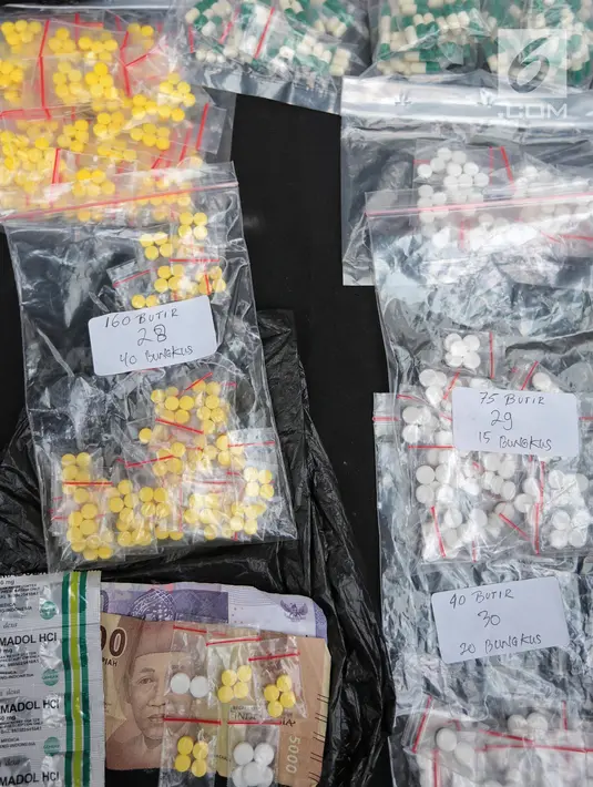 Barang bukti obat- obatan keras saat ungkap kasus di Mapolda Metro Jaya, Jakarta, Selasa (19/9). Polisi menyita 15.367 pil obat daftar G yang tidak terdaftar dari dua lokasi berbeda, yakni Tambora, Jakarta dan Babelan, Bekasi. (Liputan6.com/Faizal Fanani)