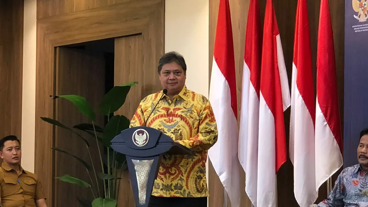 Menteri Koordinator Bidang Perekonomian Airlangga Hartarto, menyampaikan revisi aturan Devisa Hasil Ekspor (DHE) akan selesai April 2023. (Tira/Liputan6.com)