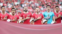 Para pemain Timnas Indonesia berbaris menyanyikan lagu kebangsaan Indonesia Raya sebelum dimulainya laga leg pertama babak semifinal Piala AFF 2022 menghadapi Vietnam di Stadion Utama Gelora Bung Karno (SUGBK), Jumat (6/1/2023) sore WIB. (Bola.com/Abdul Aziz)