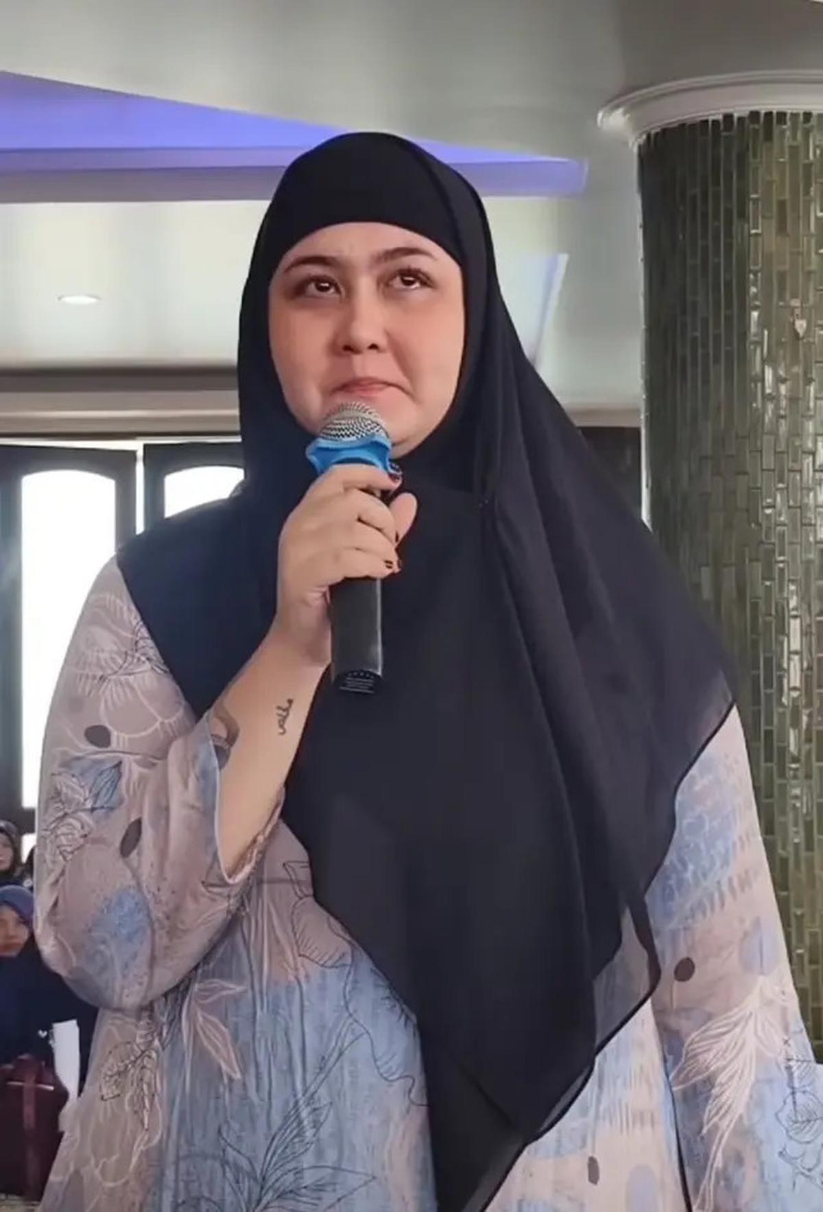 7 Potret Talitha Curtis Berhijab Lagi, Terharu Dihadiahi Tiket Umrah
