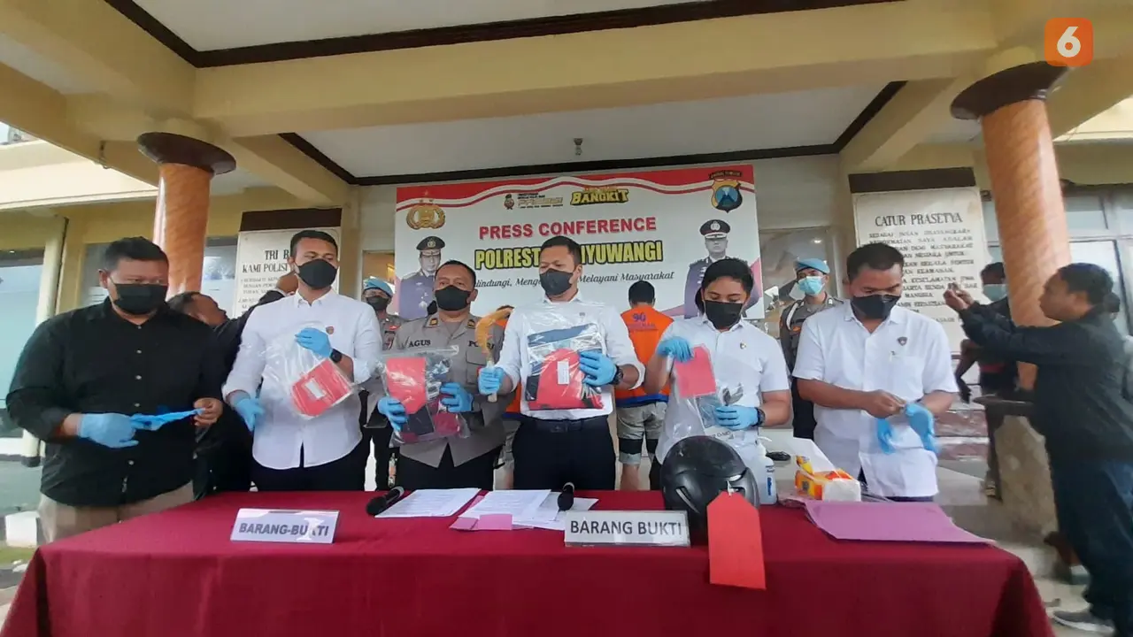 sejumlah barang bukti di tunjukan dalam konprensi pers hasil penangkapan pencurian kendaraan bermotor di Mapolresta Banyuwangi (Hermawan Arifianto/Liputan6.com)