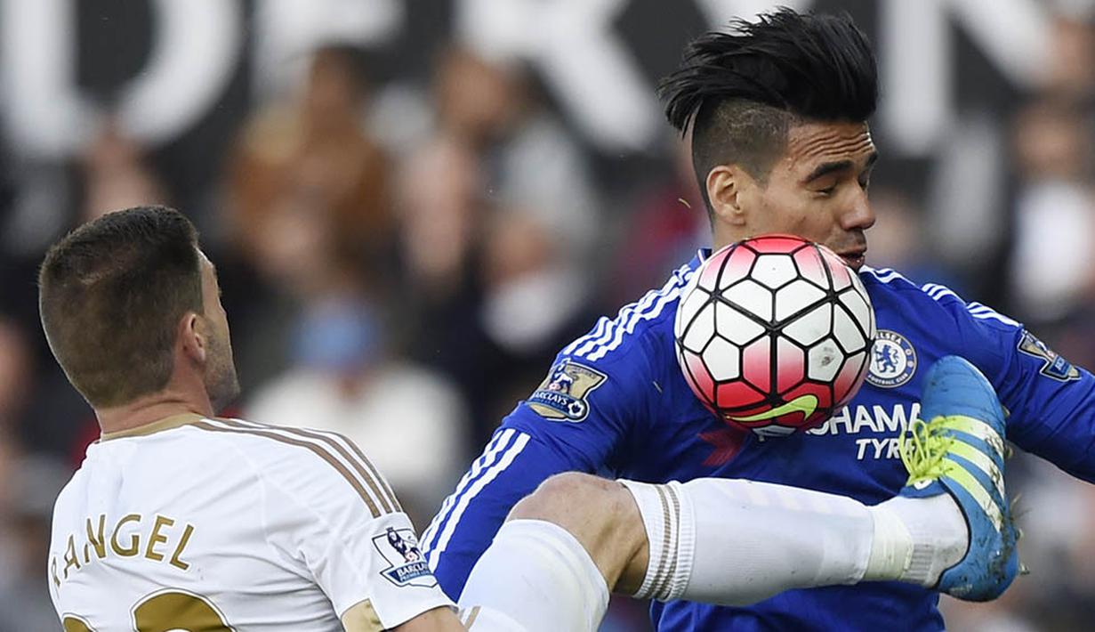 2. Pemain Swansea, Angel Rangel, berebut bola dengan pemain Chelsea, Falcao, pada laga Liga Premier Inggris di Stadion Liberty, Swansea, Sabtu (9/4/2016). Swansea menang 1-0 atas Chelsea. (Reuters/Rebecca Naden)