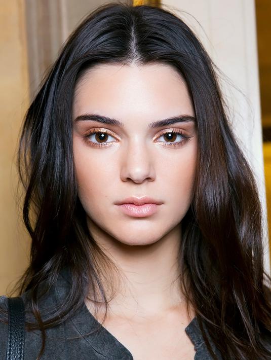 Kendall Jenner Terlihat Jerawatan, Fans Malah Senang - Celeb Bintang.com