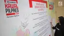 Aktivis lintas lembaga dan komunitas masyarakat sipil mengumpulkan tanda tangan saat menyosialisasikan gerakan 'Ayo Nyoblos Ayo Pantau Pemilu 2019' di Kantor Bawaslu, Jakarta, Selasa (2/4). Gerakan ini terbuka bagi seluruh elemen masyarakat yang mencintai NKRI. (Liputan6.com/Faizal Fanani)