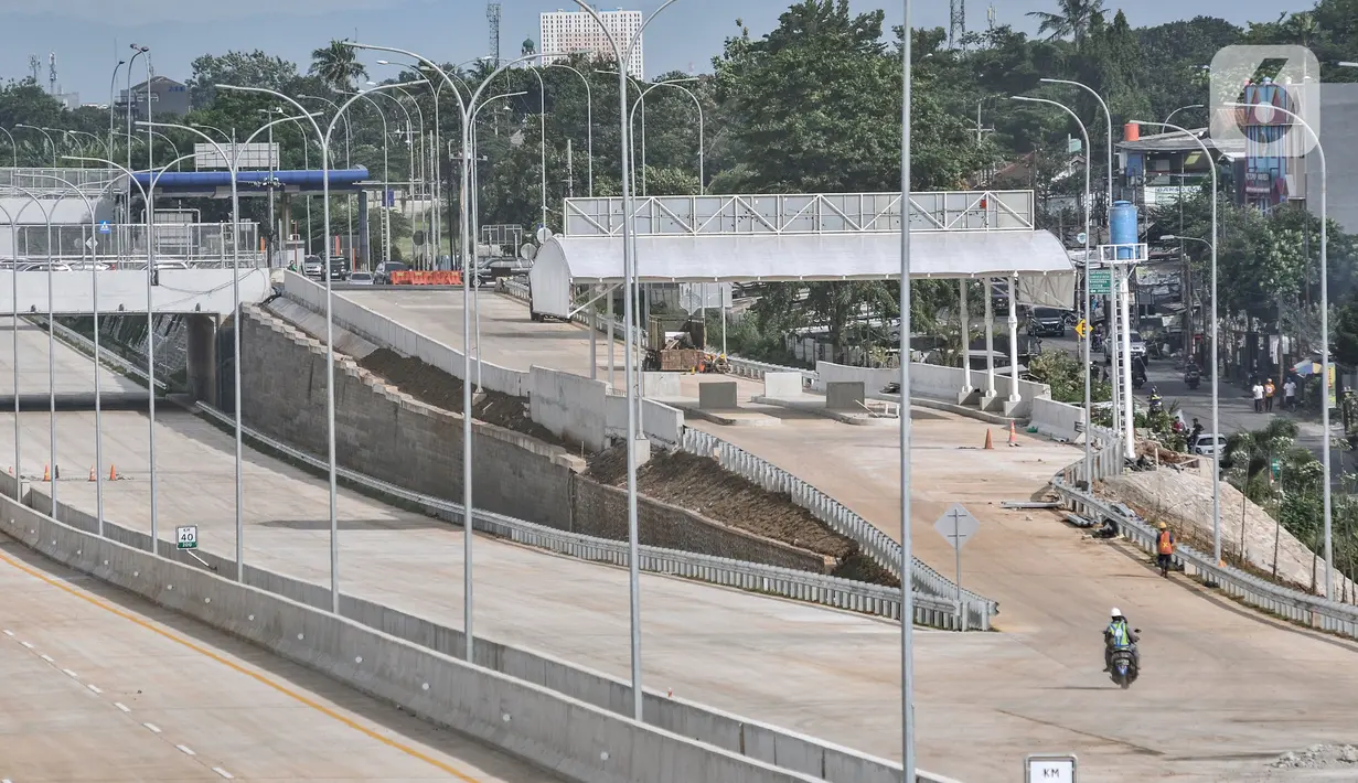 Pekerja menggunakan sepeda motor saat melintasi proyek Tol Cinere-Jagorawi (Cijago) seksi 3 ruas Kukusan-Cinere di kawasan Tanah Baru, Depok, Minggu (20/11/2022). Proyek Tol Cijago seksi 3 ini direncanakan rampung pada Januari 2023 yang diharapkan dapat meningkatkan konektivitas Tol JORR II yang berdampak positif mengurangi kemacetan di pusat Kota Depok, memperlancar mobilitas warga dan mengurangi kemacetan di ruas tol lain.  (merdeka.com/Iqbal S Nugroho)