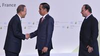 Presiden RI Joko Widodo (Jokowi) berjabat tangan dengan Sekjen PBB Ban Ki-moon disaksikan Presiden Prancis, Francois Hollande saat menghadiri pembukaan KTT Perubahan Ikilm PBB di Paris, Senin (30/11). (Rusman_Setpres)