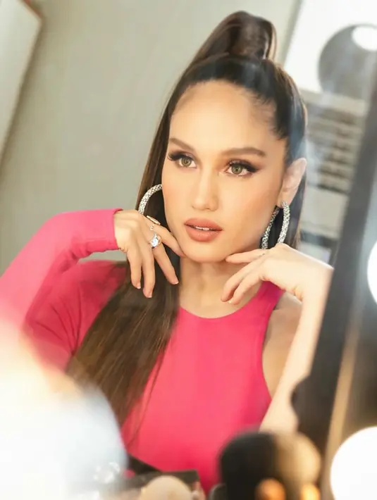 “Selama 8 tahun aku hidup sendiri di Amerika, aku menyikat kamar mandi sendiri, aku nyapu sendiri, ngepel sendiri, nyuci baju sendiri, semua sendiri ya i can do everything my self," kata Cinta. (Instagram/claurakiehl)