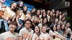 Pemeran film "bebas" foto bersama usai jumpa pers di Jakarta, Rabu (18/09/2019). Film "bebas" akan tayang di bioskop pada 3 Oktober 2019, Film ini akan membawa penonton bernostalgia ke masa SMA dengan kisah cinta, pertemanan dan kenakalan-kenakalan remaja saat itu. (Liputan6.com/Herman Zakharia)