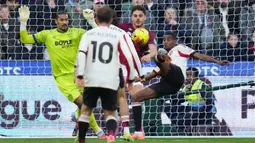 Pemain Liverpool, Alexander Isak (kanan) berusaha mencetak gol ke gawang West Ham dalam laga Liga Inggris 2025/2026 di London Stadium, London, Inggris, Minggu (30/11/2025) waktu setempat. (AP Photo/Kirsty Wigglesworth)