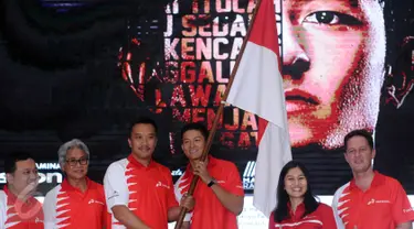 Rio Haryanto (ketiga kanan) menerima bendera Merah Putih dari Menpora Imam Nahrawi usai dipastikan bergabung dengan tim Manor Racing F1 di Jakarta, Kamis (18/2/2016). Rio akan mengikuti Formula 1 selama semusim penuh. (Liputan6.com/Helmi Fithriansyah)