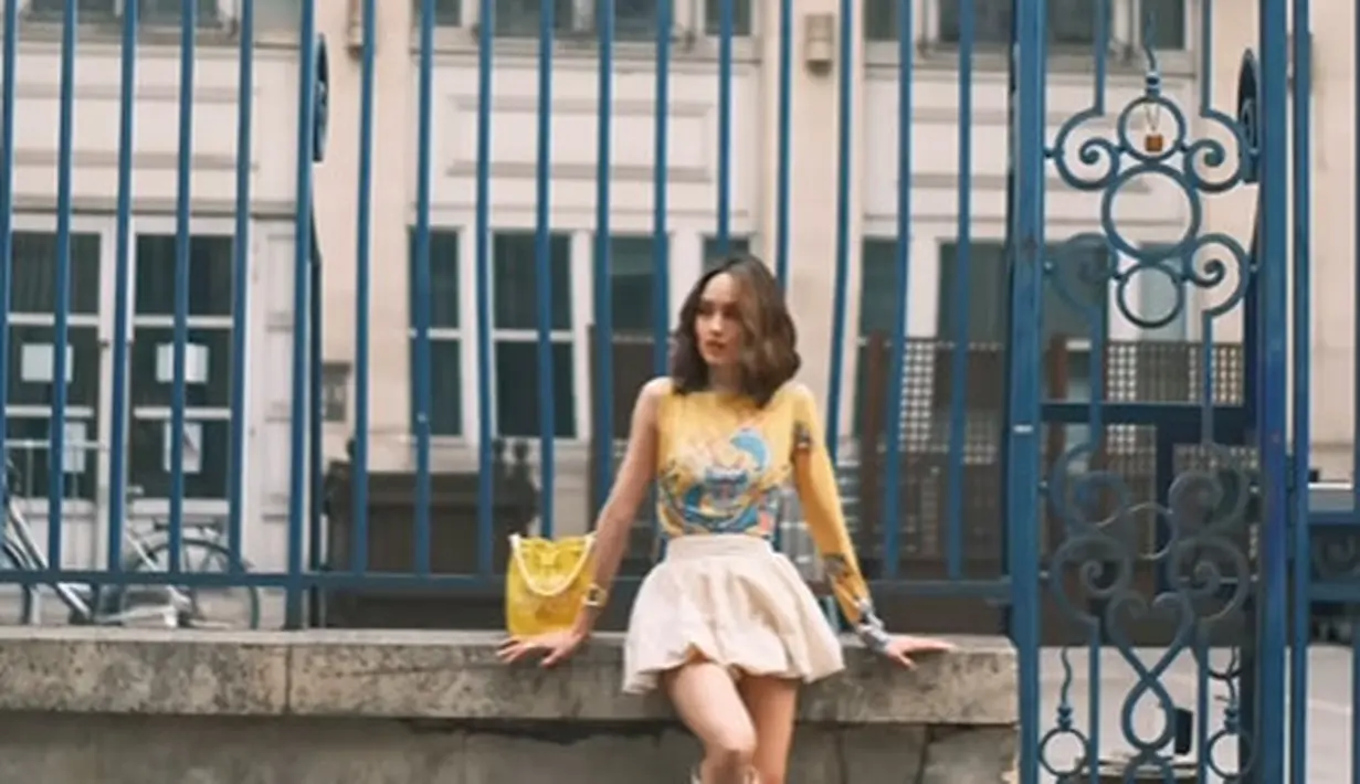 Sebagai paduan, Cinta Laura bergaya parisian dengan boot heels dan hand bag kuning [@claurakiehl]