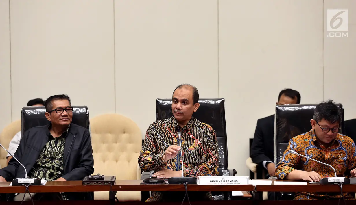 Ketua Pansus Hak Angket KPK, Agun Gunandjar Sudarsa (kiri) didampingi Dua Wakil Ketua Pansus angket KPK Dossy Iskandar (tengah) dan Taufiqulhadi memimpin rapat lanjutan Pansus Angket KPK, Jakarta, Senin (19/6). (Liputan6.com/Johan Tallo)