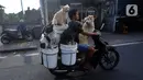 I Ketut Widianta (48 tahun) menggunakan sepeda motor bersama anjing jalanan di kawasan, Canggu,  Badung Bali, Selasa (25/4/2023). (merdeka.com/Arie Basuki)