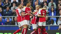 Pemain Arsenal, Leandro Trossard (kedua dari kanan) melakukan selebrasi setelah mencetak gol pembuka timnya pada pertandingan Liga Inggris&nbsp;di markas Everton, Goodison Park, Minggu, 17 September 2023. (AP Photo/Jon Super)