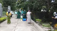 Muslimat Nahdatul Ulama (NU) kabupaten Sikka memberikan bantuan untuk Kongregasi suster-suster Fransiska Hati Kudus Yesus dan Maria. (Liputan6.com/Dionisius Wilibardus)