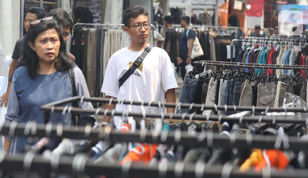 Pengunjung melihat-lihat saat gelaran Jakcloth Year End Sale di Plaza Tenggara GBK Senayan, Jakarta, Kamis (26/12/2019).  Di gelar pada 25-29 Desember 2019, Jakcloth tahun ini menghadirkan 400 clothing line lokal. (Liputan6.com/Angga Yuniar)