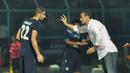 Pelatih Arema Cronus, Milomir Seslija (kanan), memberikan instruksi kepada Srdan Lopicic dalam semifinal Torabika Bhayangkara Cup 2016 di Stadion Kanjuruhan, Kabupaten Malang, Kamis (31/3/2016). (Bola.com/Iwan Setiawan)