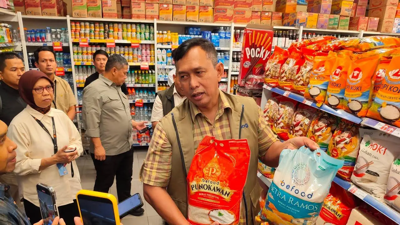 Direktur Utama Perum Bulog Ahmad Rizal Ramdhani melakukan inspeksi pasokan beras di pasar dan ritel. (Dok Bulog)