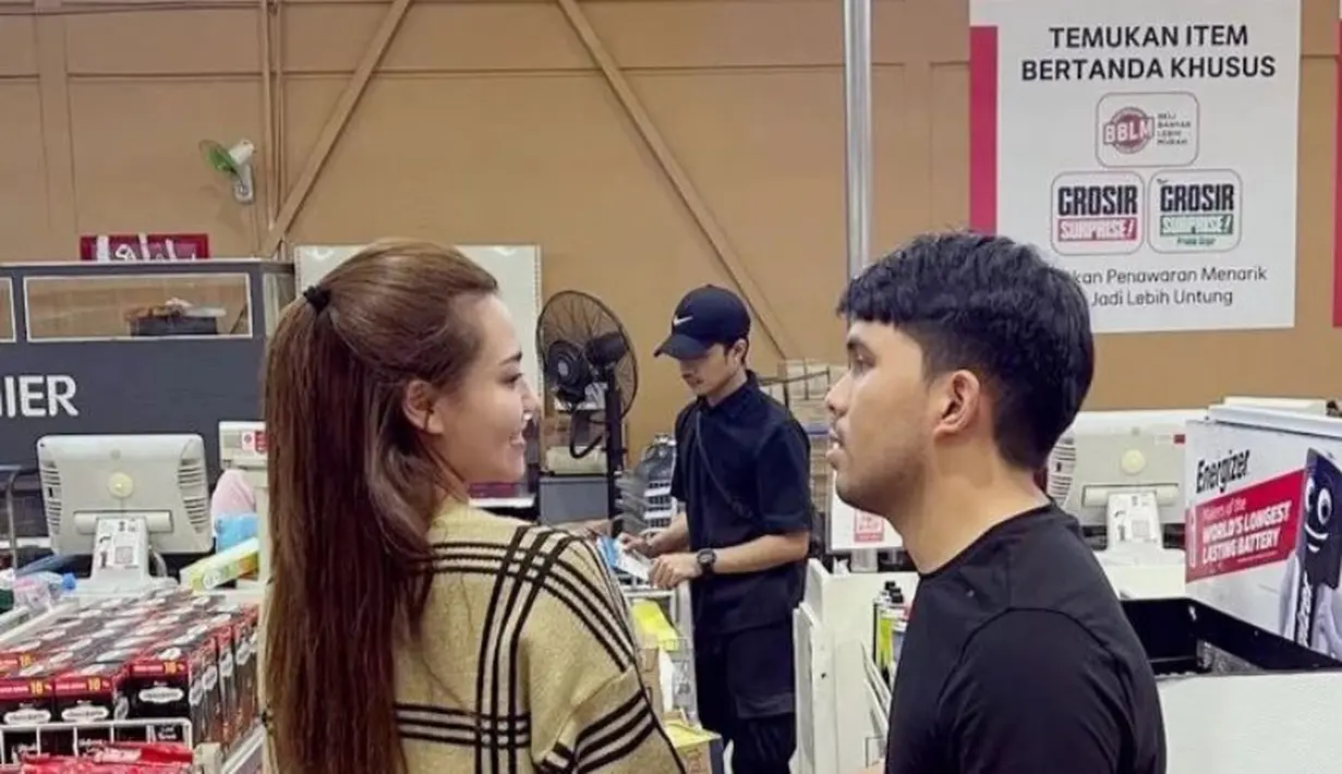 Resmi jadi pasutri baru, keduanya pun terlihat berbelanja bersama. Aaliyah masih mengenakan baju saat sarapan. Begitupun Thariq. [@thariqhalilintar]