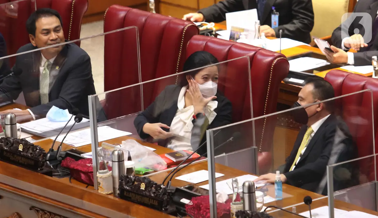 Ketua DPR Puan Maharani (tengah) berbincang dengan Wakil Ketua DPR Sufmi Dasco Ahmad (kanan) saat memimpin Rapat Paripurna Pembukaan Masa Persidangan IV Tahun Sidang 2020-2021 di Kompleks Parlemen, Senayan, Jakarta, Senin (8/3/2021). (Liputan6.com/Angga Yuniar)