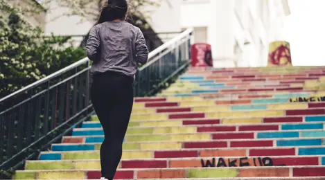 Tips Memilih Running Outerwear Yang Cocok Untuk Lari Pagi Fashion Fimela Com