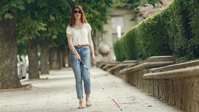 Contoh ilustrasi perempuan berjalan dengan tongkat