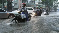 Sejumlah kendaraan menerobos banjir di kawasan Kemang, Jakarta Selatan, Kamis (18/10). Akibat hujan deras, kawasan di Jalan Kemang kembali tergenang air. (Liputan6.com/Herman Zakharia)