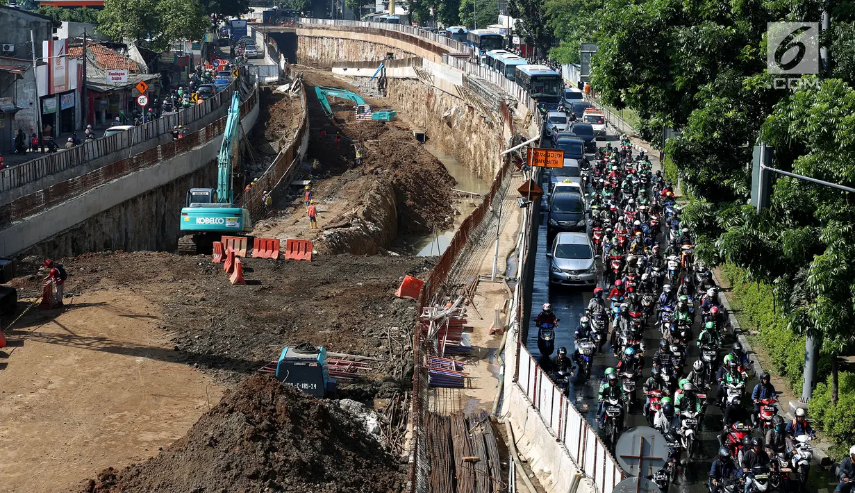 Pengendara terjebak kemacetan di samping proyek pembangunan underpass Mampang, Jakarta, Senin (6/11). Gubernur DKI Jakarta Anies Baswedan mengatakan ada 10 proyek pembangunan infrastruktur yang menimbulkan kemacetan luar biasa. (Liputan6.com/JohanTallo)