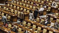 Suasana Rapat Paripurna pengesahan RUU Omnibus Law Cipta Kerja menjadi UU di Kompleks Parlemen, Jakarta, Senin (5/10/2020). Fraksi Partai Demokrat dan PKS menolak pengesahan, sementara tujuh fraksi lainnya menyetujui RUU Omnibus Law Cipta Kerja menjadi UU. (Liputan6.com/Johan Tallo)
