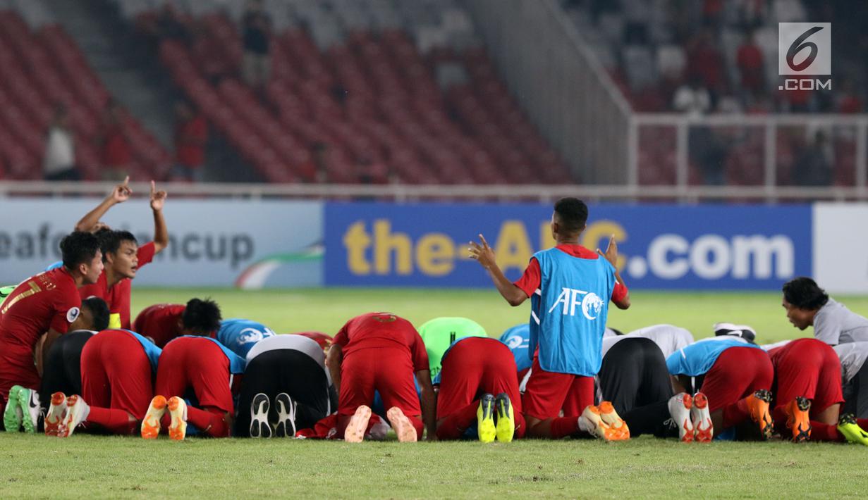 Pemain Timnas Indonesia U-19berdoa bersama saat merayakan kemenangan atas Uni Emirat Arab U-19 pada penyisihan Grup A Piala AFC U-19 2018 di Stadion GBK, Jakarta, Rabu (24/10). Indonesia unggul 1-0. (Liputan6.com/Helmi Fithriansyah)
