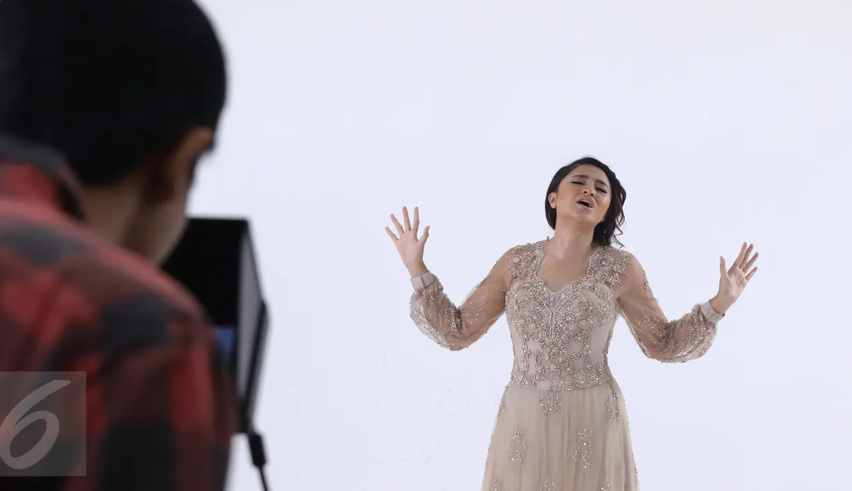Marshanda saat pembuatan video klip dengan single berjudul Sienna di kawasan Kemanggisan, Jakarta, Rabu (4/1). Lagu Sienna berisi ungkapan cinta dan pesan-pesan kehidupan untuk anaknya. (Liputan6.com/Herman Zakharia)