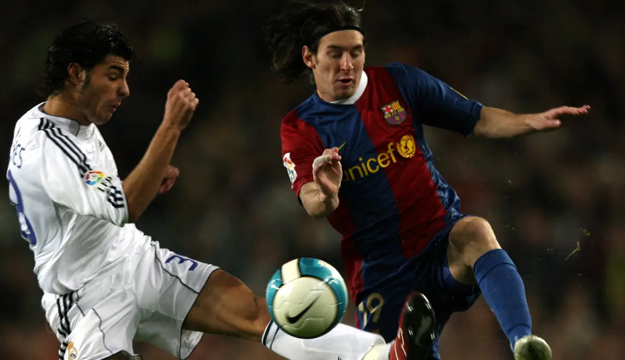 Lionel Messi. Striker Argentina berusia 34 tahun yang kini menjalani musim pertama bersama PSG ini pernah berseragam Barcelona selama 17 musim, 2004/2005 hingga 2020/2021. Dalam laga El Clasico, ia pernah membuat dua kali hattrick ke gawang Real Madrid. (AFP/Lluis Gene)