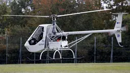 Helikopter listrik buatan Prancis saat uji coba terbang di Paris Heliport, Issy-les-Moulineaux, Prancis, Rabu (19/10). Volta memiliki dua motor yang merupakan bagian dari dua sistem listrik terpisah. (REUTERS/Regis Duvignau)